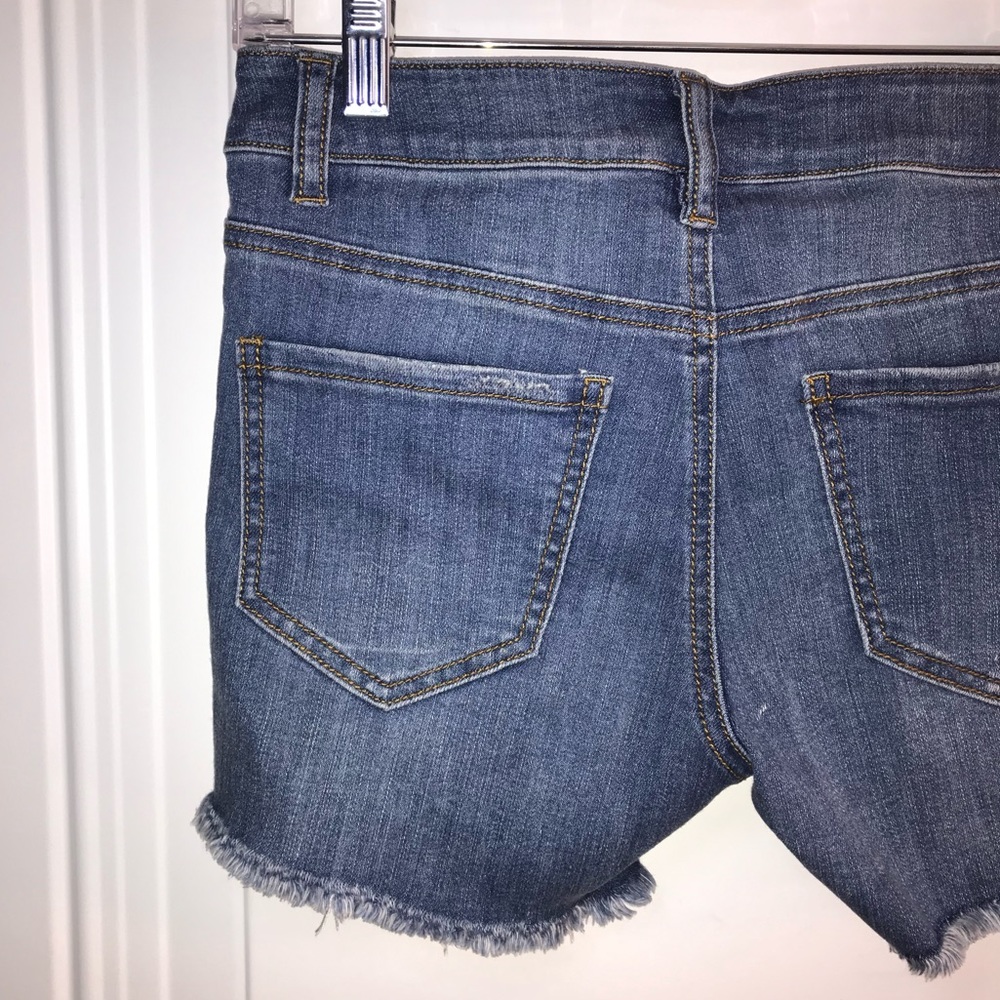 🔴 4/$15 Boutique Women’s S New distressed blue med wash denim raw hem shorts NWT - Picture 6 of 10
